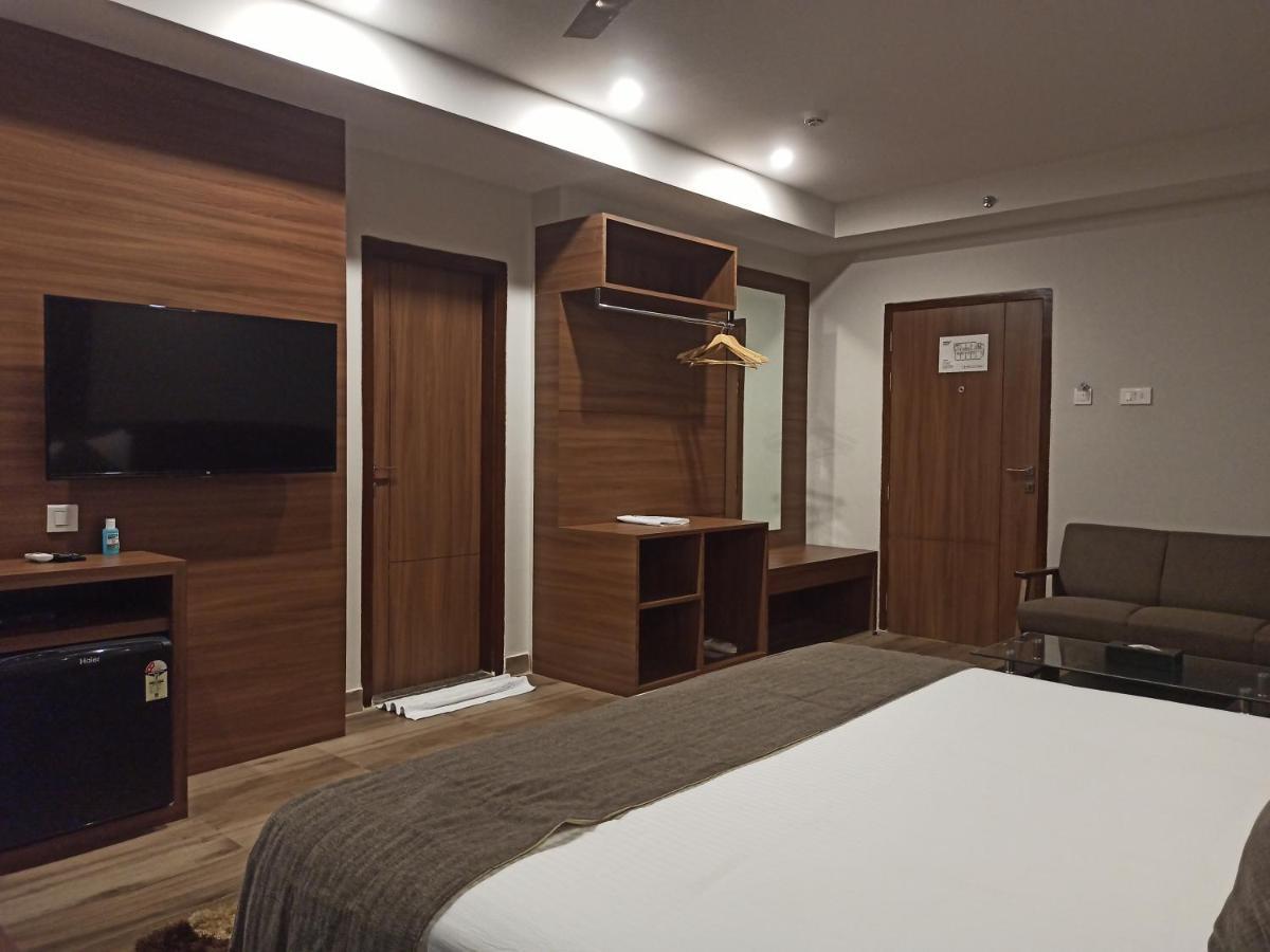 Hotel Tree Fern Dibrugarh Esterno foto