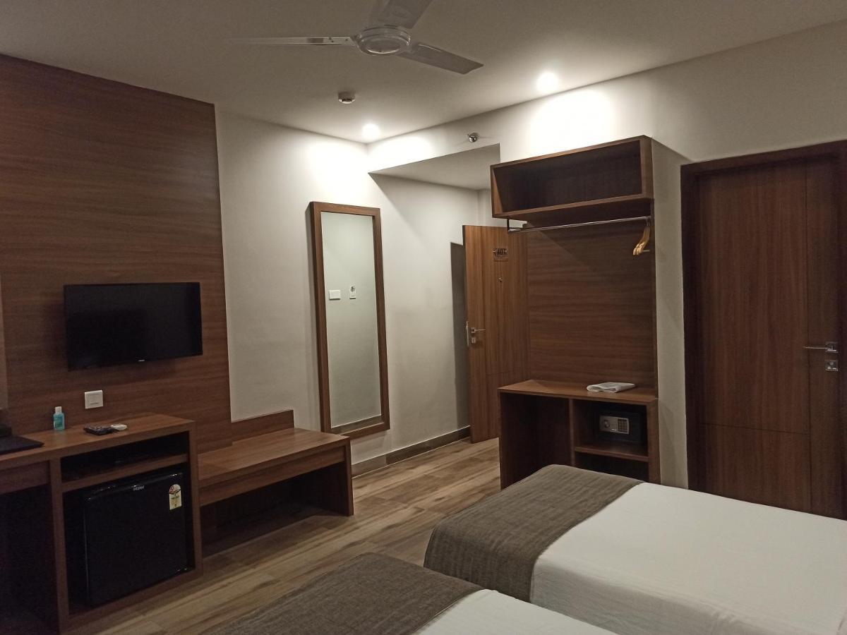 Hotel Tree Fern Dibrugarh Esterno foto